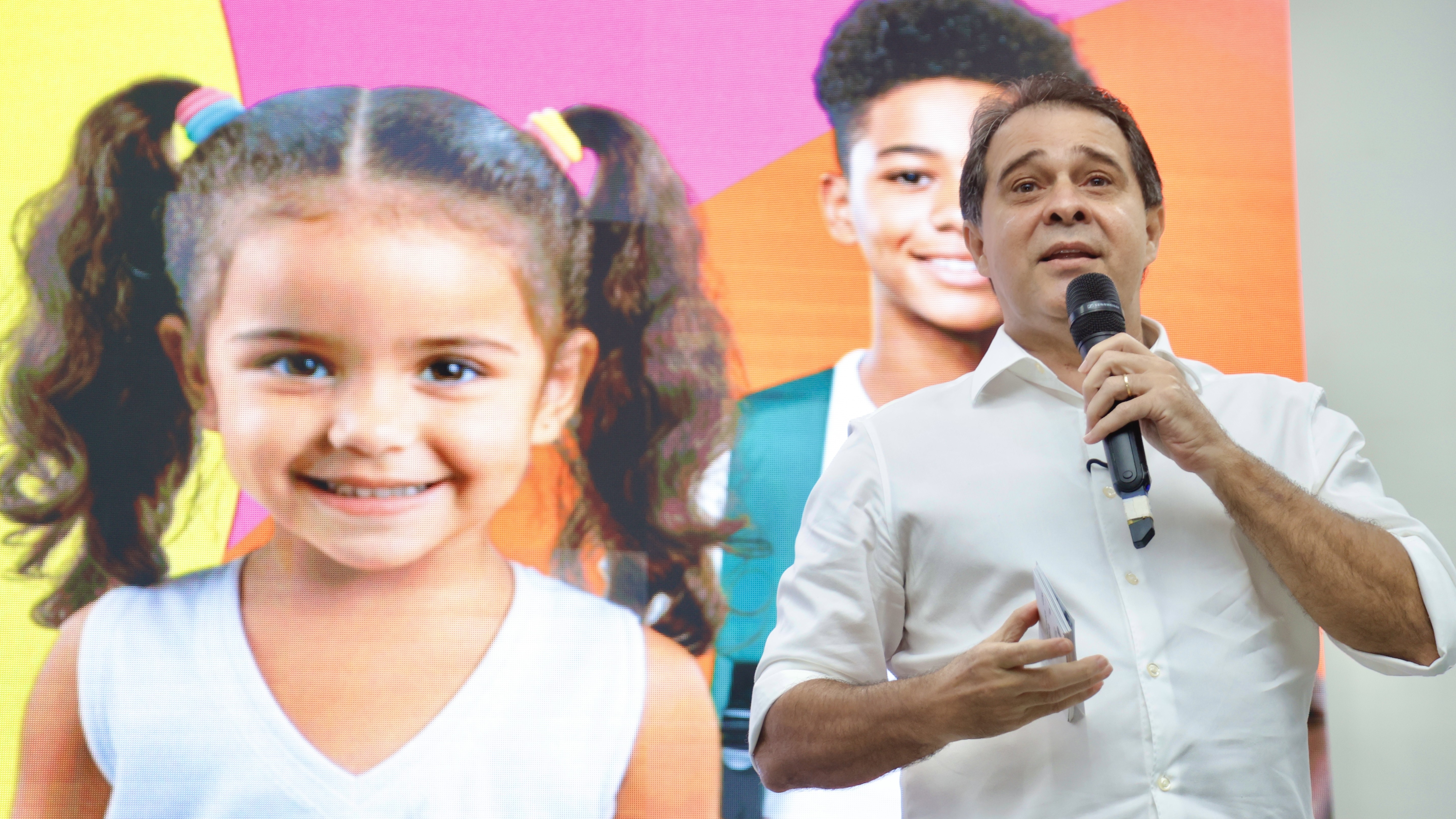 prefeito evandro discursa no auditório da academia do professor